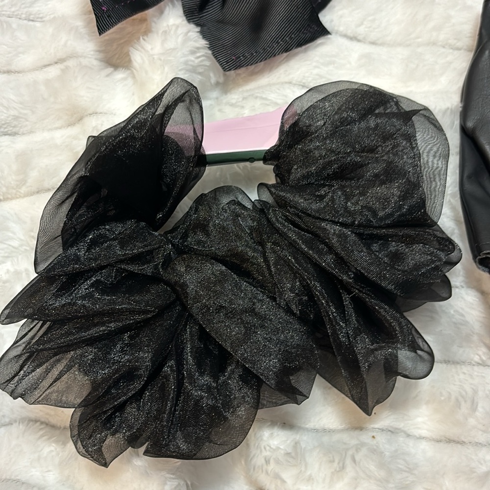 Hair scrunchies and gloves - Picture 7 of 7